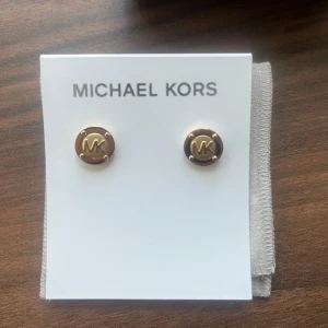 Örhängen Michael Kors - Jättefina oanvända örhängen från Michael Kors🤗