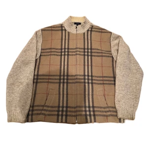 Burberry Cardigan - Vintage Burberry cardigan  Size XL Condition: 8/10 But from Ditto Store in Oslo I Can provide proof of authenticity with Digital Receipt  It has a few tiny Marks on the back, not visible in use.  The person on the picture is 192cm 89kg 
