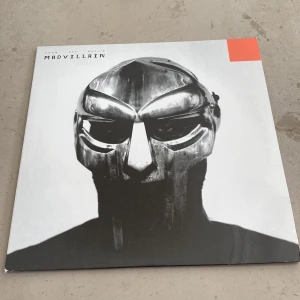MF DOOM//MADVILLANY//VINYL - Säljer denna utmärkta Mf doom skiva producerad av Madlib. Det är två vinyler som är båda varsamt använda. Inga större defekter än småmärken på fodralet. Spårlistan ser du på bild 2. Om du har några frågor så är det bara att skriva!