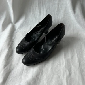 Mary janes / T-bars - Svarta mary janes / t-bars i äkta läder från Österrike. Använda men inga defekter på skinnet 🖤