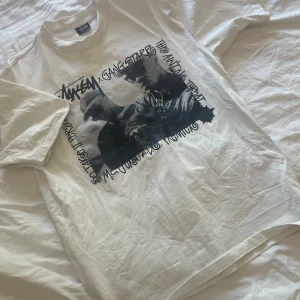 Stüssy gangstarr - T-shirt av stüssy model gangstarr i färgen vit. Använd ett fåtal gånger så den är i mycket bra skick! Priset går att diskuteras. (Köparen står för frakten)