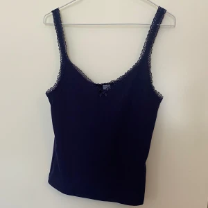 Linne - Ett marinblått linne från H&M i storlek M. Spetsdetaljer och mönstrat tyg. Använt en gång