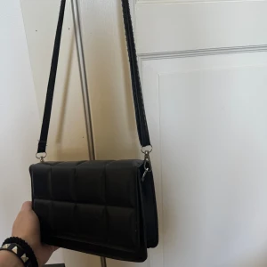 Väska - En super fin axelväska som jag inte får någon användning utav. Har aldrig användt den. Vid fler frågor är det bara och skriva!🩷