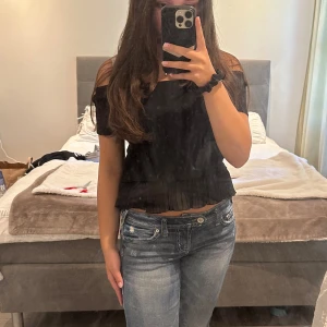 Zara off shoulder blus - Jätte fin off-shoulder blus från zara! Aldrig använd då den är förlåten för mig! Storlek M men skulle säga att den passar mer som S