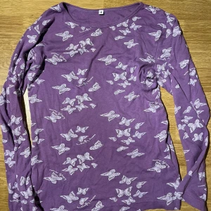 Lila tröja med fjärilar - Enormt söt och i nyskick🦋