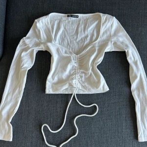 Zara teöja - Fin tröja från zara med knytning i fram! Är stl M men passar även S🌼