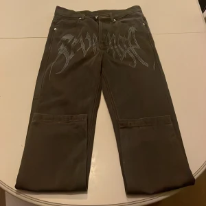 Svarta Loose Jeans - Storlek: M Aldrig använde helt nya svarta jeans med snyggt tryck på framsidan