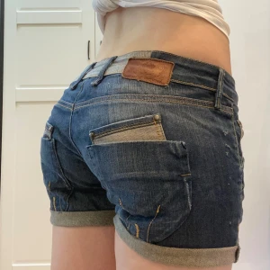 lågmidjade jeansshorts från Fornarina💕 - midja 42 cm rakt över plus stretch o sidlängd 26 cm (går att vika upp om man vill ha dem kortare) benöppning 26 cm rakt över plus stretch. jag är xs o 169 o håller in i midjan så uppskattar till S/M. inga uppenbara defekter✨