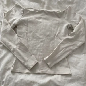 Jättegullig vit off shoulder - Jättesöt vit off shoulder i storlek xs från HM ❤️ endast använd en gång så i toppenskick, passar med typ allt 💞