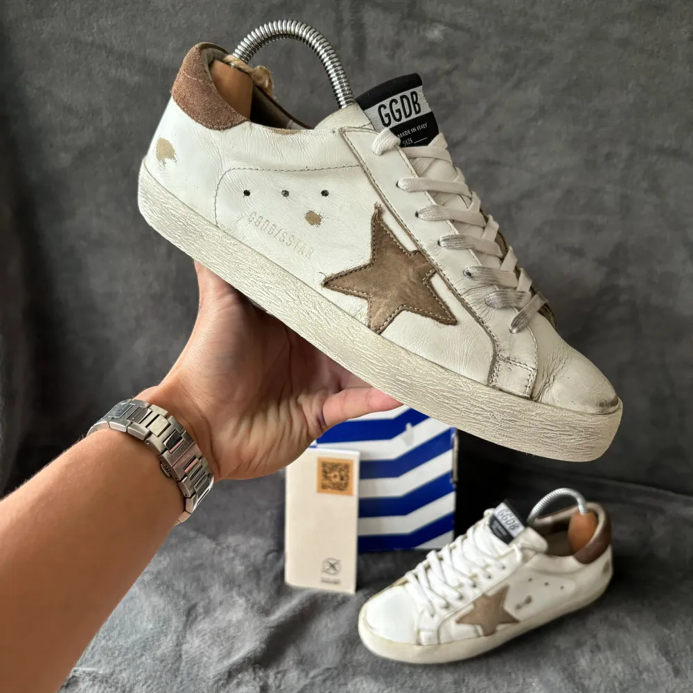 Golden goose superstar skor i fint skick🌟 | originalstorlek: 41 italian motsvarar 42 eu , fråga om innermått vid osäkerhet om passform | ingår: endast skorna | fraktar spårbart eller möts upp i Täby📍. Skor.