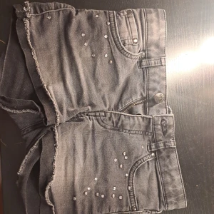 Shorts med kristaller  - Super fina shorts med kristaller p säljer pga att de tyvärr inte passar mer