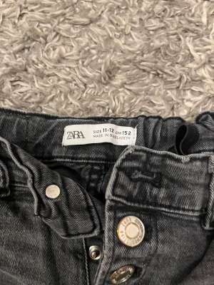 Jeans  -  Jättefina jeans från zara. Jag har använt dem ganska många gånger fast det finns ingen sikt på användning. 