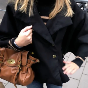 Svart cape  - Så himla najs svart cape, den saknar några knappar men det är superlätt att sy på om man vill! 