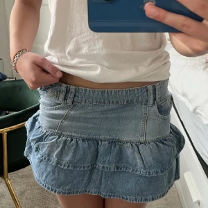 Jeans volang kjol - Säljer denna snygga jeans volang kjolen! Skriv vid intresse eller frågor!