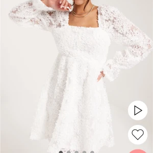Klänning  - Helt oanvänd superfin vit klänning från Nelly! Skulle haft på studenten men blev en annan ist. Nypris 799kr.🤍🤍🤍 