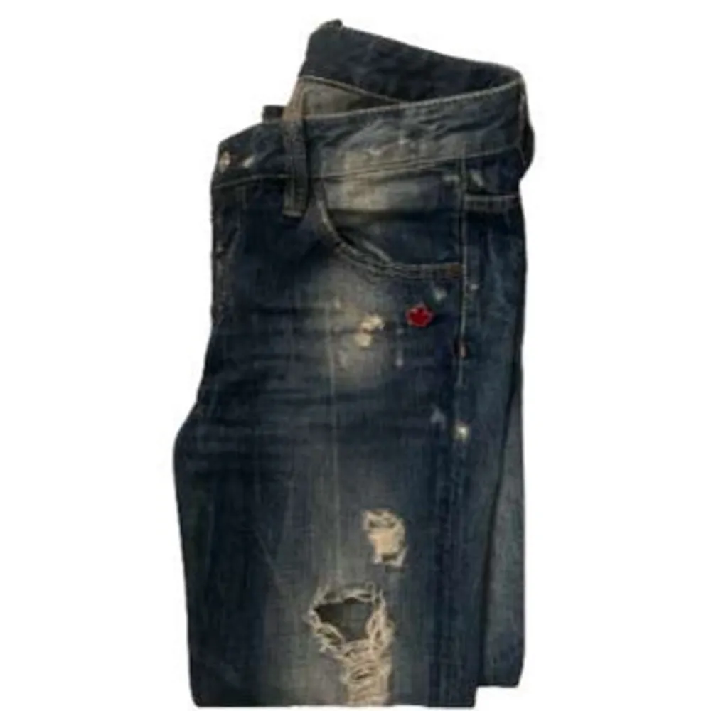 Tjena, säljer dessa as feta dsquared2 jeans i väldigt lågt pris, dom är köpta i Paris för 2800kr och säljer dom för 550kr. På jeansen står storlek 40 som inte är svensk storlek men dom passar dig som är kring 168-175. Hör av er vid funderingar😊. Jeans & Byxor.