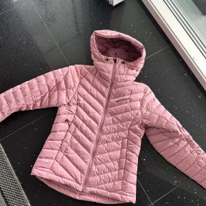 Peak performance skid jacka - Peak performance jackan är i ett bra skick och sällan använd den är i storlek xs! Jackan går att använda överallt som en skidsemester eller en höst/vår dag. Priset är inte hugget i sten vid en snabbare affär! Hör av er vid frågor. 