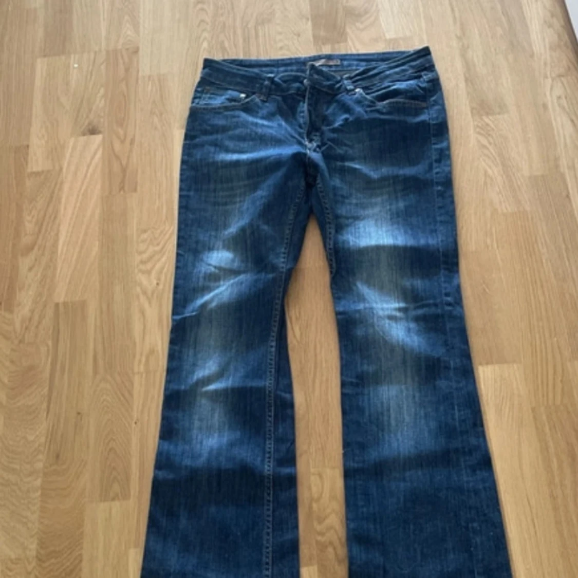 Fina mörblå jeans 