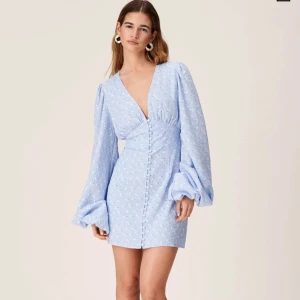 Florence dress adoore  - Kollar intresset på min ljusblåa Florence dress från Adoore. Aldrig använd, slutsåld på hemsidan! Storlek 44 men liten i storleken. Köp direkt för 1800 eller kom med bud!