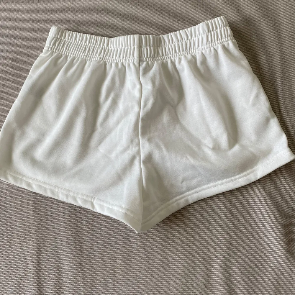 Ett par vit mjukis shorts Köpte det förra året men aldrig använt  Skicket är precis som nytt . Shorts.