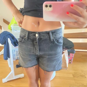 Jeansshorts - Lite längre shorts som sitter lite baggy och najs från zara
