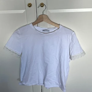 Vit t-shirt  - Vit t-shirt med fina detaljer, den är från zara i storlek S 🤍