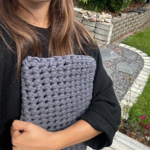 Intressekoll på datorfodral - Vill börja sälja mina virkade datorfodral. Strl i tum är ca 13-14. Längd = 36 cm, Bredd = 23 cm 💕💕