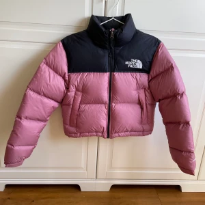 Rosa North Face jacka  - Jag säljer min snygga rosa North Face jacka då den tyvärr är för liten. Den är nästan helt oanvänd. 