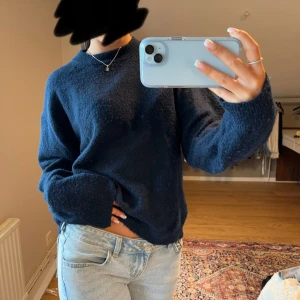 Stickad tröja  - Mörkblå stickad tröja från H&M, nyskick ❣️ kommer aldrig till användning då jag har anndra 💞 använd gärna köp nu funktionen 💘