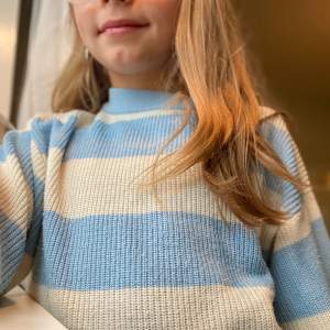 Blå stickad tröja från Gina tricot stolek: 134/140