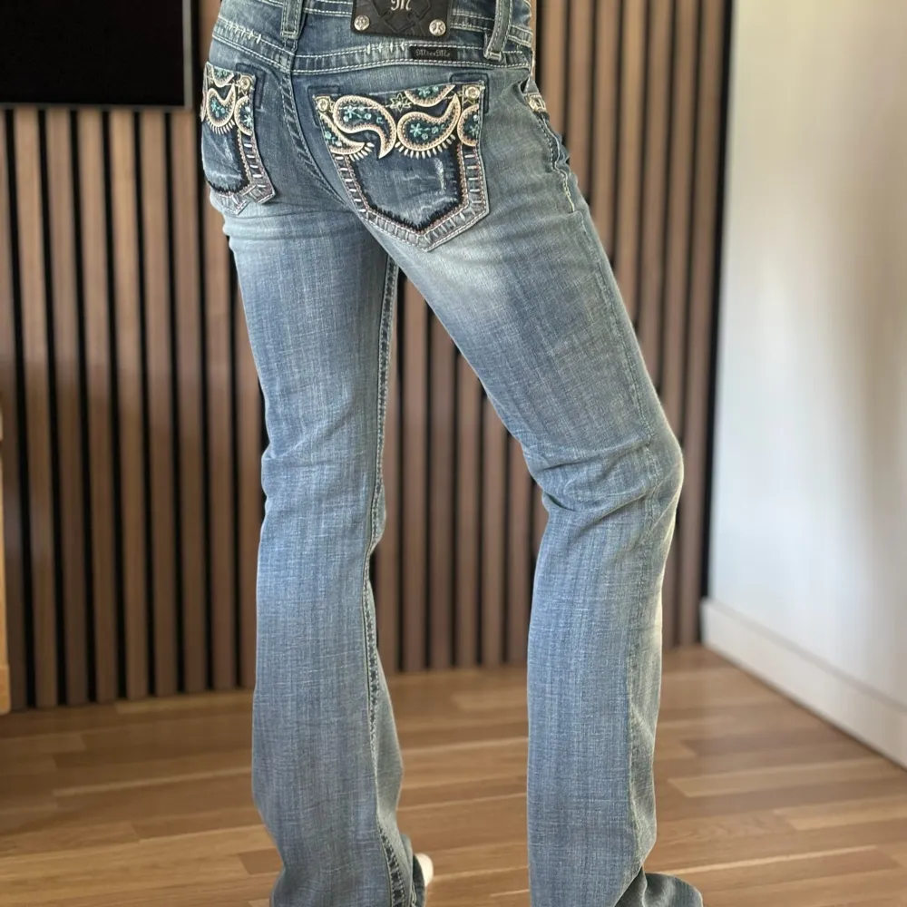 Lågmidjade bootcut jeans från Miss Me. Unika fickor med snygga färger. Perfekt skick. Mått: Innerbenslängd: 80cm   Midjemått rakt över: 37,5cm Midjemått: 86cm Modellen är 166cm lång. Fler bilder finns. Skriv gärna ifall du har några frågor! 💗. Jeans & Byxor.