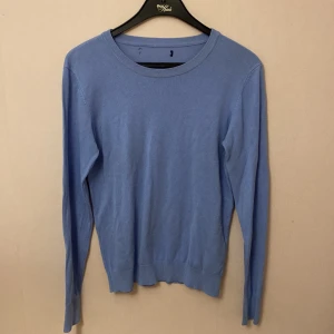 Blå tröja - Blå tröja från New yorker! Ganska bra skick! Passar perfekt till en sommarkväll men också under kappan på hösten/ vintern! Har klippt av lappen eftersom den kliade!😄Nypris 99kr. 