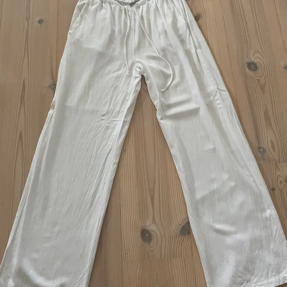 Linnebyxor från Gina Tricot i storlek XS. Endast använda en gång. Säljer då de är för korta för mig som är 1,70. Jeans & Byxor.