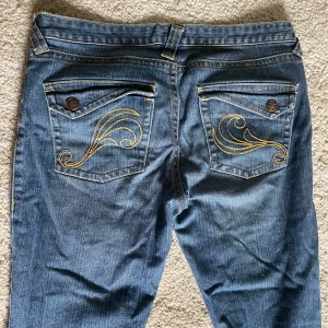 Bootcut jeans  - Säljer dessa låg midjade Bootcut jeans från twister. Dem är i mycket bra skick och har mycket fina detaljer på fickorna.  Hör av er om du har några frågor!💕💕