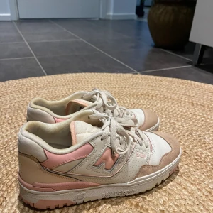 New Balance sneakers - New Balance sneakers i rosa, storlek 40. Använt få gånger så skorna är i gott skick!! Säljer dom för 700kr, nypris är 1195kr.