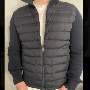 Moncler cardigan  - Säljer denna moncler cardigan då den inte kommer till användning. Storlek M men passar även L. Pris kan diskuteras vid snabb affär.