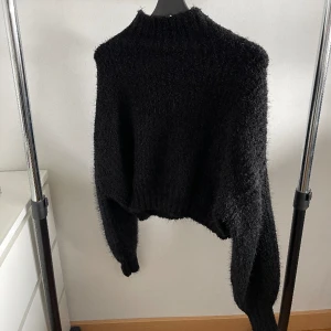 Lurvig tröja  - En fin lurvig tröja med turtleneck. Tyvärr är den lite kort för min smak så därav aldrig använd. 
