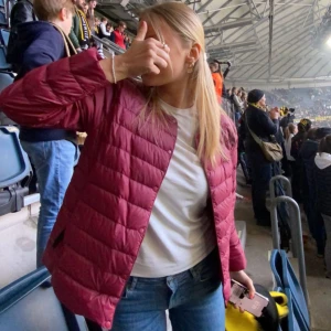 vinröd jacka  - säljer min superfina röda jacka som är perfekt nu till våren, superbra skick😍😍Det är storlek M men passar S också.  (lägger ut igen pga oseriös köpare!)tryck gärna på köp nu💕💕