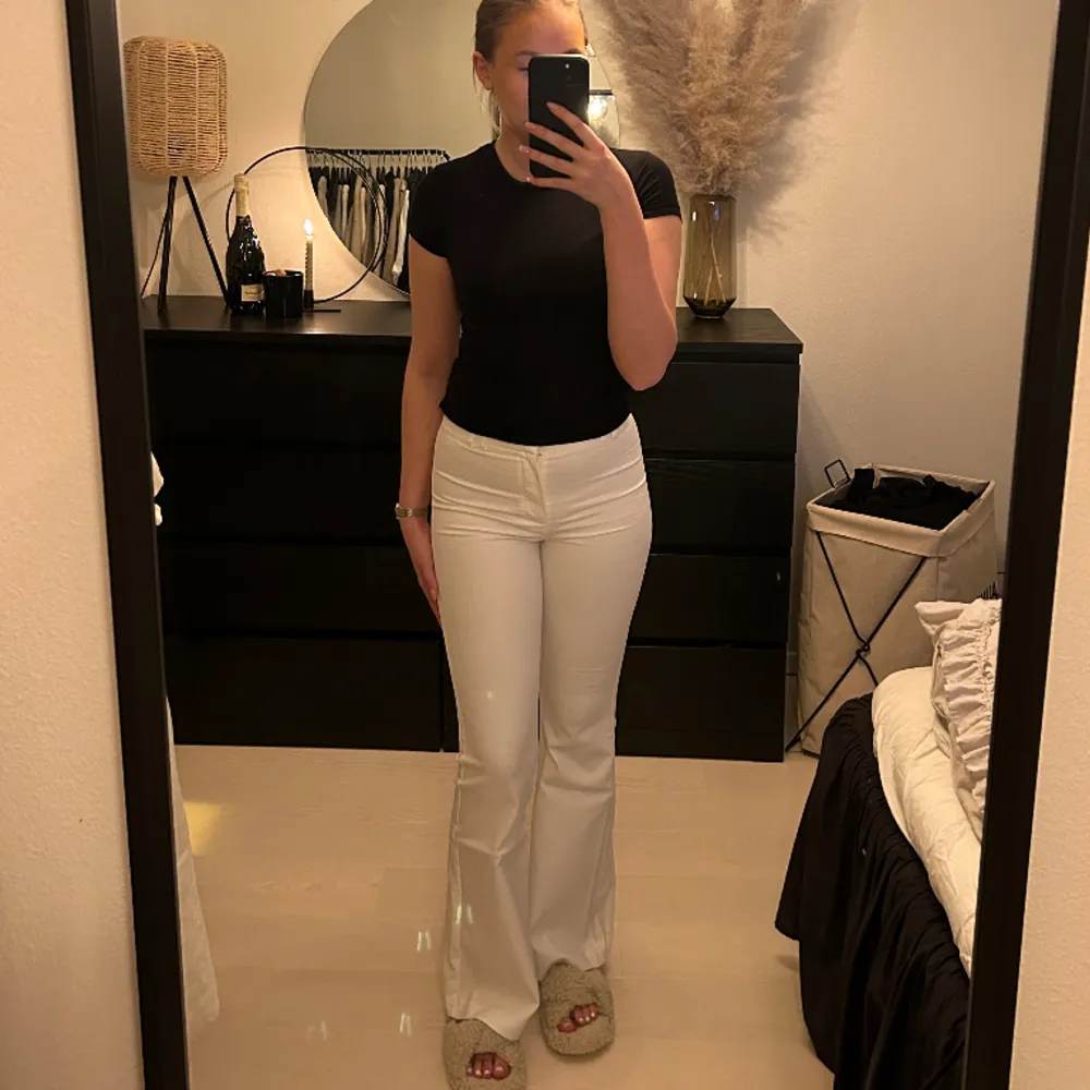 Säljer min vita kostymbyxor då jag tycker det är för små. Jätte fina och använd Max 5 gånger😍 pris går att diskutera!!!!. Jeans & Byxor.