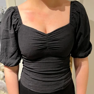 Linneblus med puffärm - Superfin svart linneblus med puffärm! Storlek 34, passar även S skulle jag säga. Använd endast ett fåtal gånger så är i fint skick. 