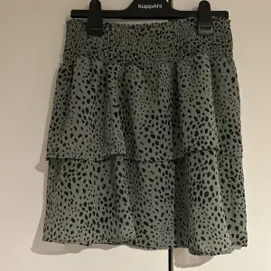 En fin och jättebekväm kjol från Only. Köp förra året och använd fåtal gånger. Har tyvärr inte användning av den längre. Passar S men den är stretchig.