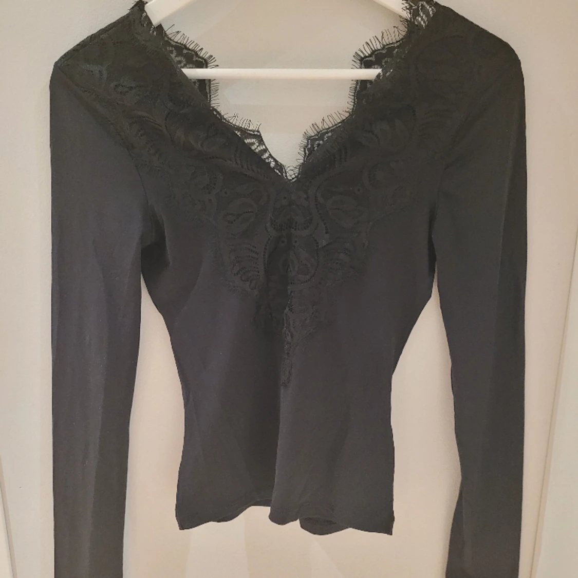 Svart, v-ringad spetstopp - 91