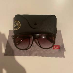 Ray-ban boyfriends modell RB 4147 710/51 använda Max 10 gånger helt nytt skick. Nypris 1200 mitt pris 750