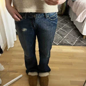 lågmidjade jeans - SKIT snygga lågmidjade jeans!! Köpte den secondhand men i fint skick förutom längst ner vid hälarna. Säljer då dom är lite stora men tar verkligen emot, jag brukar ha storlek 38 i jeans! Använd gärna köp nu❣️(kan gå ner i pris vid snabb affär)