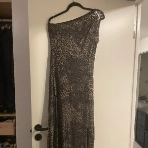 Fest klänning - Jätte fint festklänning som aldrig använd 