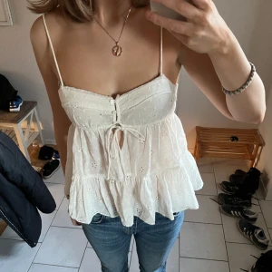 Supergullig topp❣️ - Jättesöt topp från Zara! Helt magisk till sommaren😍 Sparsamt använd💕💕 Vid i passformen så passar olika storlekar men har ett knyte under bysten om man vill reglera passformen☺️