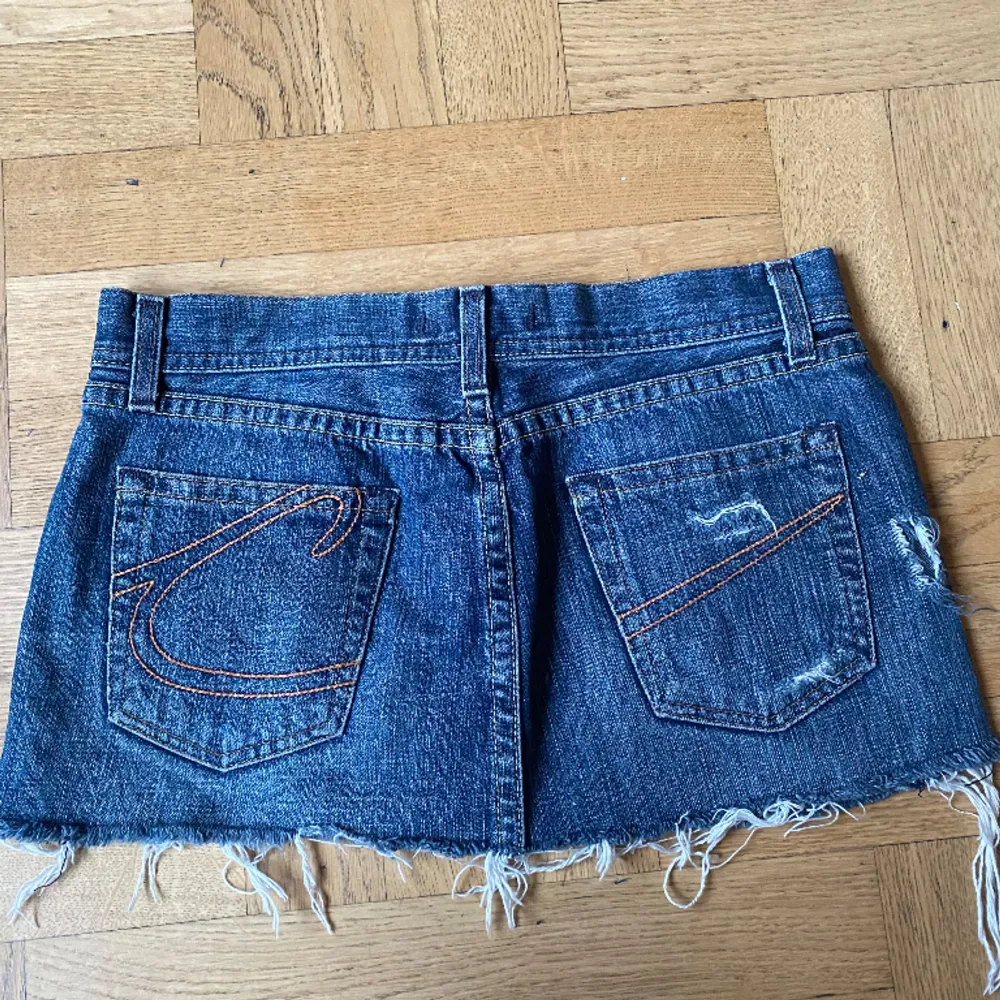 Snygg mörkblå mini jeans kjol från Crocker med snygga detaljer. Det saknas två stjärnor men inga andra defekter💗. Kjolar.