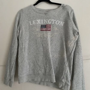 Grå tröja med tryck - Grå tröja med fastsydda tryck från lexington. Storlek xs🩶