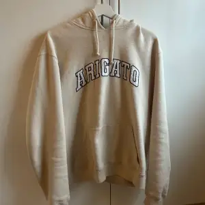 Säljer denna supersnygg hoodie från arigato, använd men fortfarande väldigt bra skick, skriv vid fler frågor och funderingar