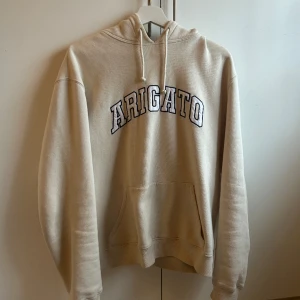 Arigato Hoodie - Säljer denna supersnygg hoodie från arigato, använd men fortfarande väldigt bra skick, skriv vid fler frågor och funderingar